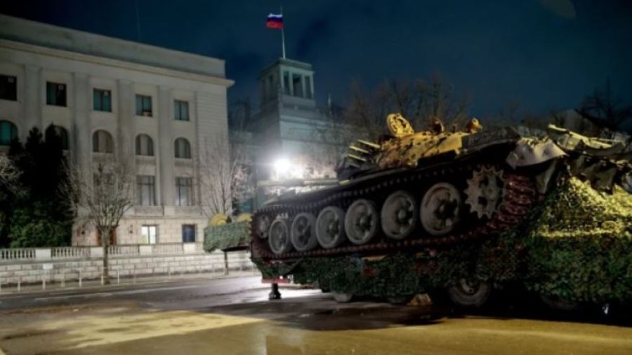 танк РФ перед посольством